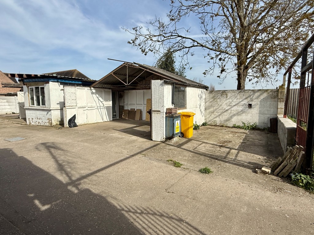 Lot: 75 - FREEHOLD SITE WITH WORKSHOP, OFFICE, HARDSTANDING AND PARKING - View of right side